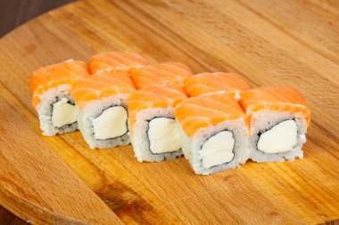 Somon ve yumuşak peynir rulo