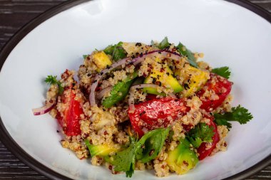 Kinoa ve enginar ile taze sebze salatası