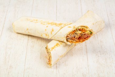 İştah açıcı büyük shawarma et, sos ve salata ile