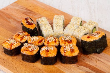 Geleneksel suşi somon ve yılan balığı ile ayarla