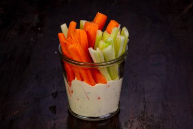 Kereviz ve havuç sopa sos ile