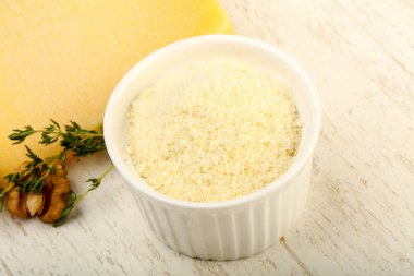 Parmesan rendelenmiş peynir yığın ceviz ve kekik ile