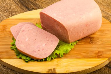 Jambon sosis salata üzerinde yemek için hazır bırakır