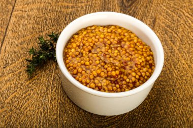 Dijon hardal sos kabın içinde kekik