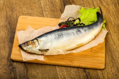 Biber ve baharatlı tuzlu ringa balığı.