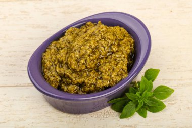 Fesleğenli pesto sos kasede bırakır