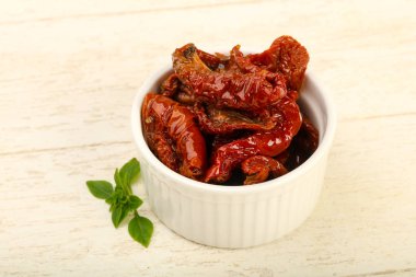 Fesleğen yapraklı kuru domates.