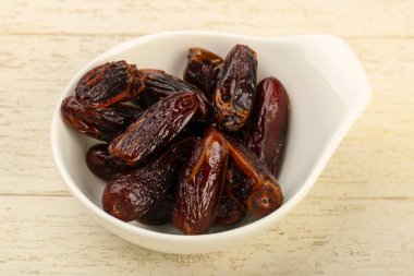 Meyve kabında tatlı hurmalar.