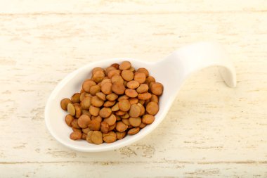 Yemek pişirmek için hazır kapta çiğ mercimek