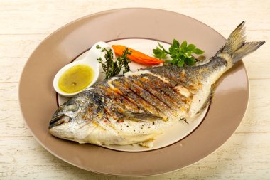 Izgara dorado balık sosu, kekik ve fesleğen ile
