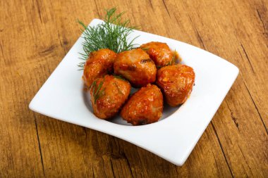 Dereotu, domates soslu köfte servis