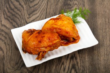 Domates soslu kızarmış tavuk uyluk