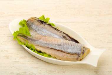 Ringa balığı filetosu salata üzerine bırakır - hazır yemek için