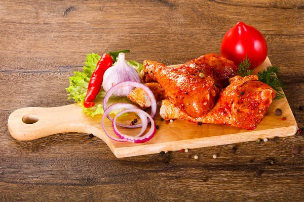 Izgara ve Barbekü için çiğ tavuk Marine bacaklar