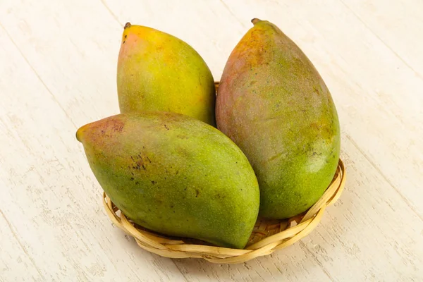 Tropikal Meyve Mango Yığın Ahşap Arka Plan Üzerinde — Stok fotoğraf