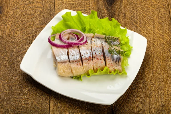 Ringa balığı filetosu dereotu ve soğan dilimlenmiş