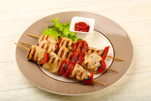 Izgara hindi şiş domates ve biber ile