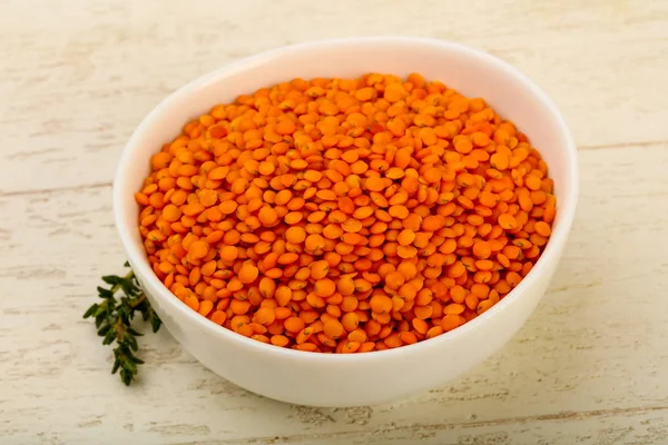 Kase ahşap arka plan üzerinde turuncu mercimek