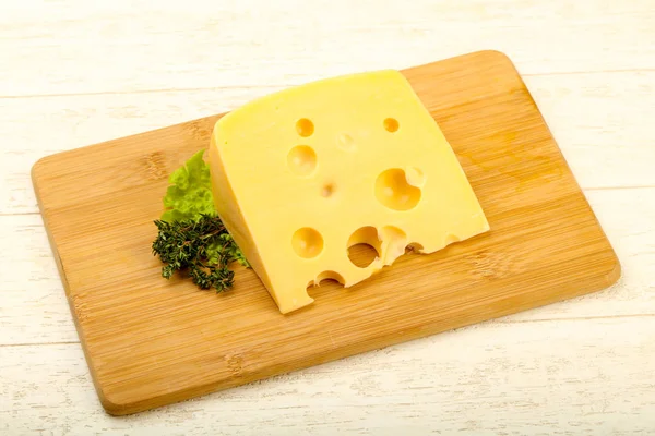 Ahşap Plaka Üzerinde Peynir Parçası — Stok fotoğraf