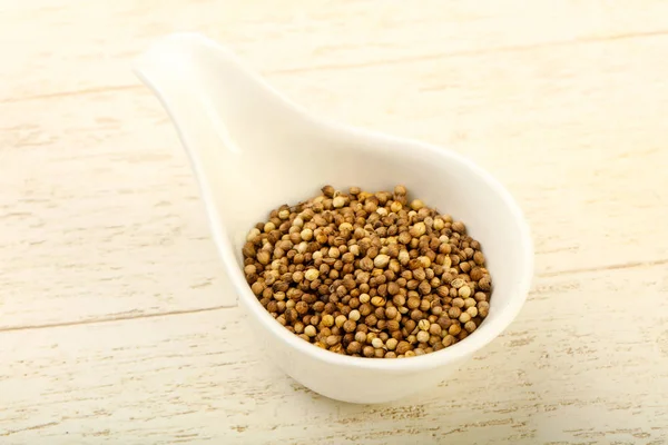 Kişniş tohumu yığın ahşap arka plan üzerinde