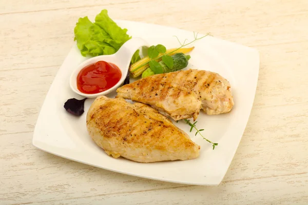 Salata yaprakları ile kavrulmuş tavuk göğsü