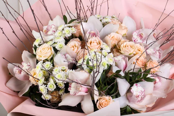 Diğer çiçeklerle birlikte taze güller.