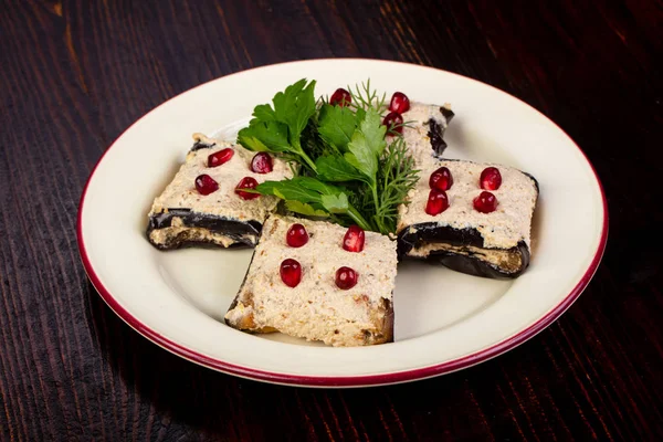 Pomegranet hizmet içi doldurulmuş patlıcan rulo