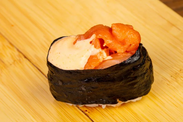 Lezzetli baharatlı somon suşi roll