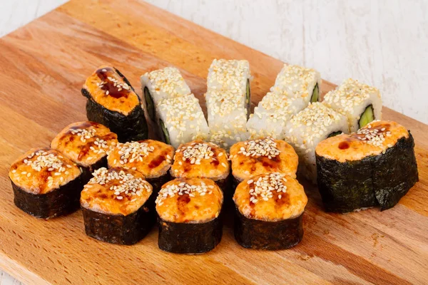 Geleneksel suşi somon ve yılan balığı ile ayarla