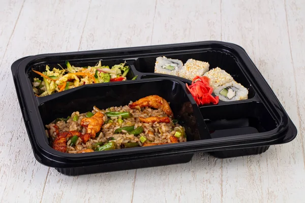 Rulo, şehriye ve et ile bento