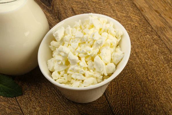 Süzme peynir süt kase