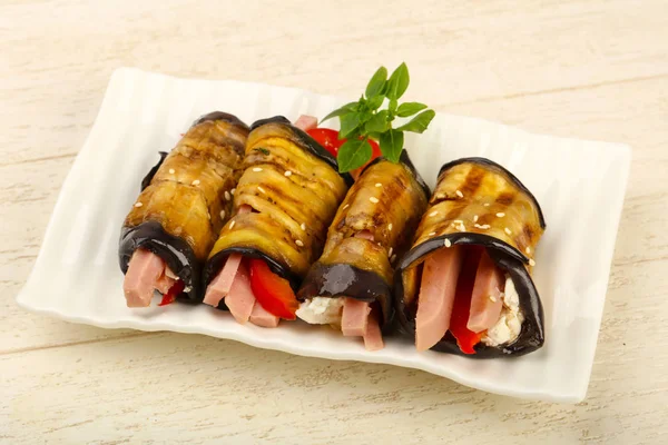Jambon, peynir ve biber dolması patlıcan