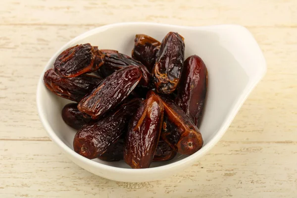 Meyve kabında tatlı hurmalar.