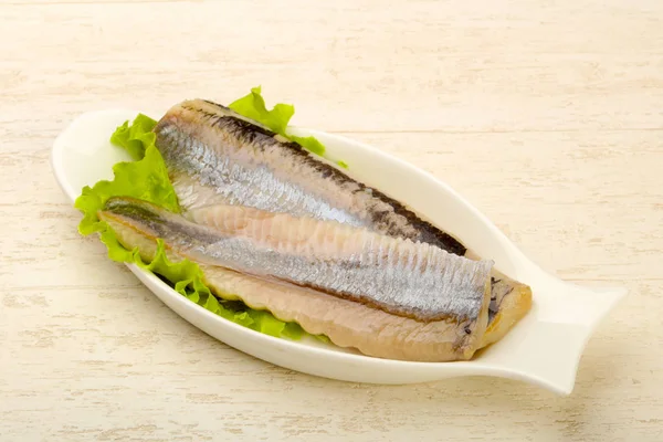 Ringa balığı filetosu salata üzerine bırakır - hazır yemek için