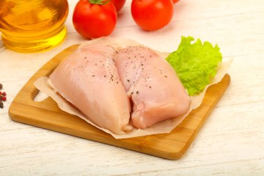 Biber yemek pişirmek için hazır çiğ tavuk göğsü