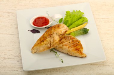 Salata yaprakları ile kavrulmuş tavuk göğsü