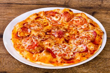 Biberli pizza sosis ve peynir ile