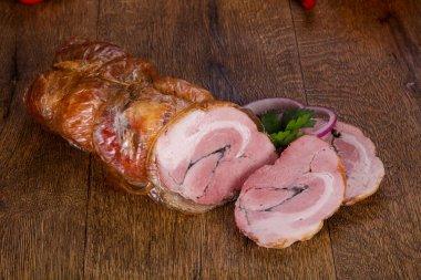 Domuz eti ahşap arka plan üzerinde füme