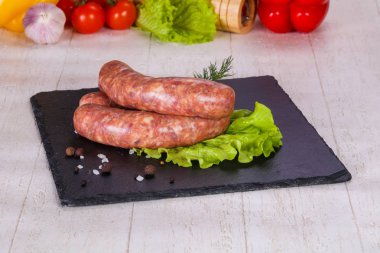 Çiğ domuz sosisi grill için hazır