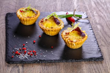 Fırında mantar ve peynir ile kanepe