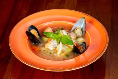 Fesleğen yaprakları ile deniz mahsulleri çorbası