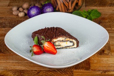 Lezzetli çikolata haşhaş roll çilek ile