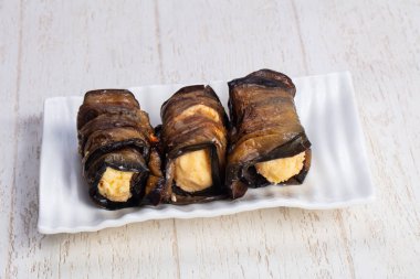 Lezzetli kızarmış kabak peynirli rulo