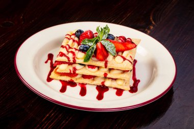 Waffel kek çilek ve nane