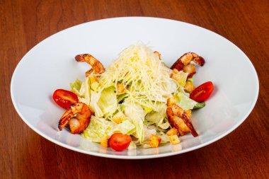 Kızarmış karides lezzetli ceasar salata
