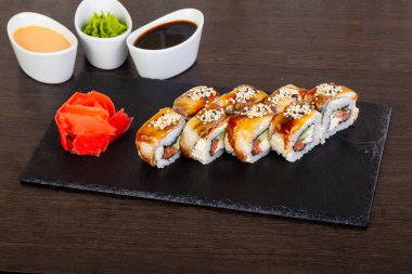 Lezzetli yılan balığı suşi susam ve teriyaki