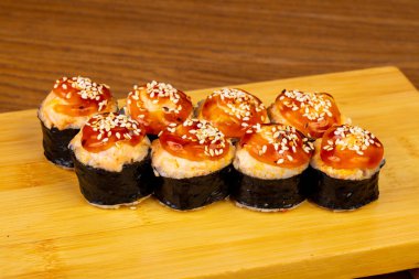 Somon ve karides lezzetli kızarmış rulolar