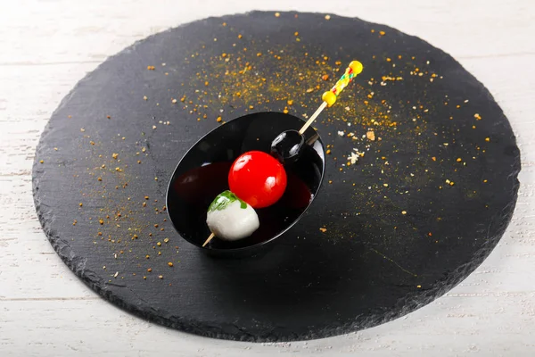 Kanepe domates ve mozarella peyniri