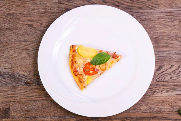 Fesleğen Pizza jambon ve patates ile hizmet