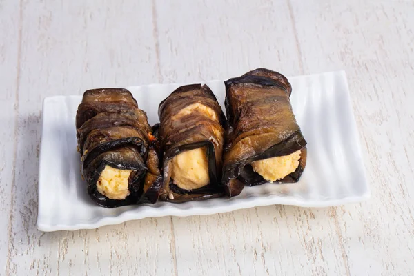 Lezzetli kızarmış kabak peynirli rulo